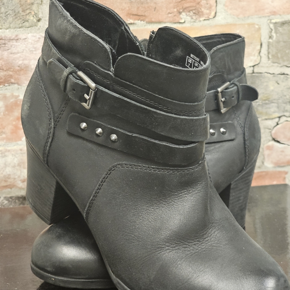 Rockport ankle boots  size  7 black with buckles heel is 1.5H